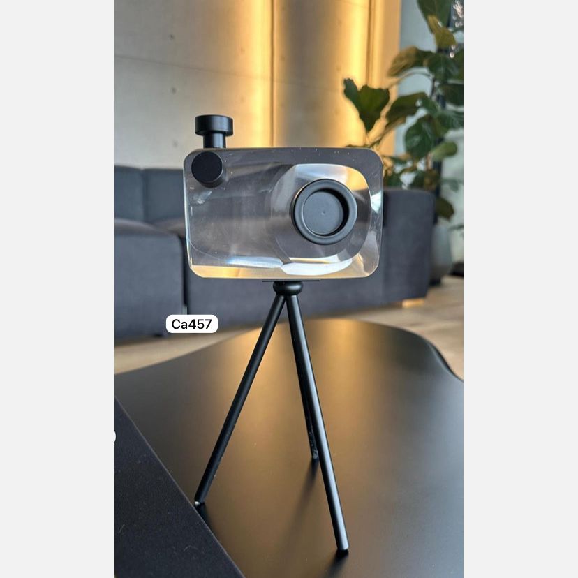 Articulo decorativo camara cristal detalles negro 13cm* 4,5cm* 10cm* base 17cm